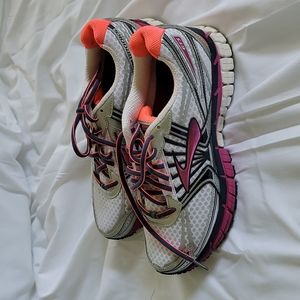 Pink and grey Brooks